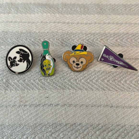 Lot of 4 Assorted Disney pins - Picture 1 of 1